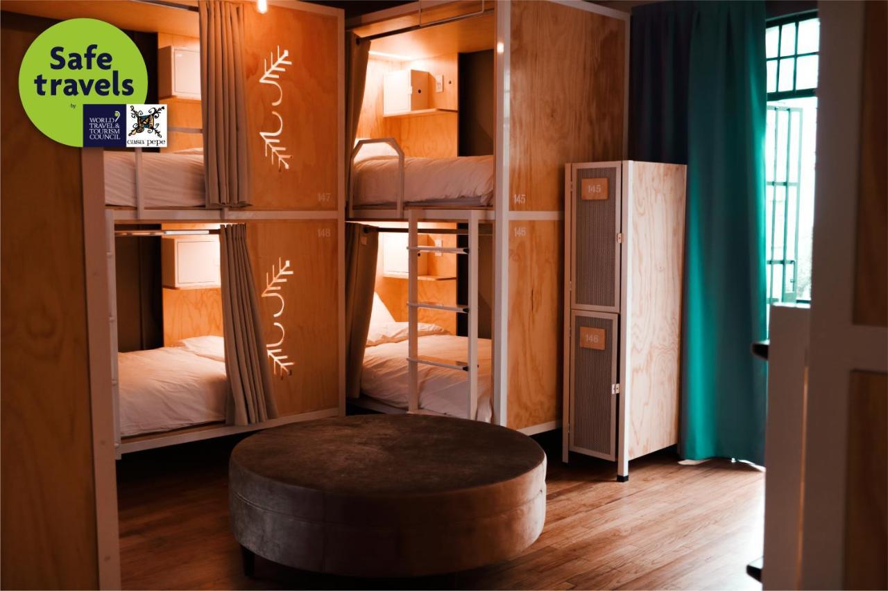 Cama en habitación compartida femenina de 6 camas