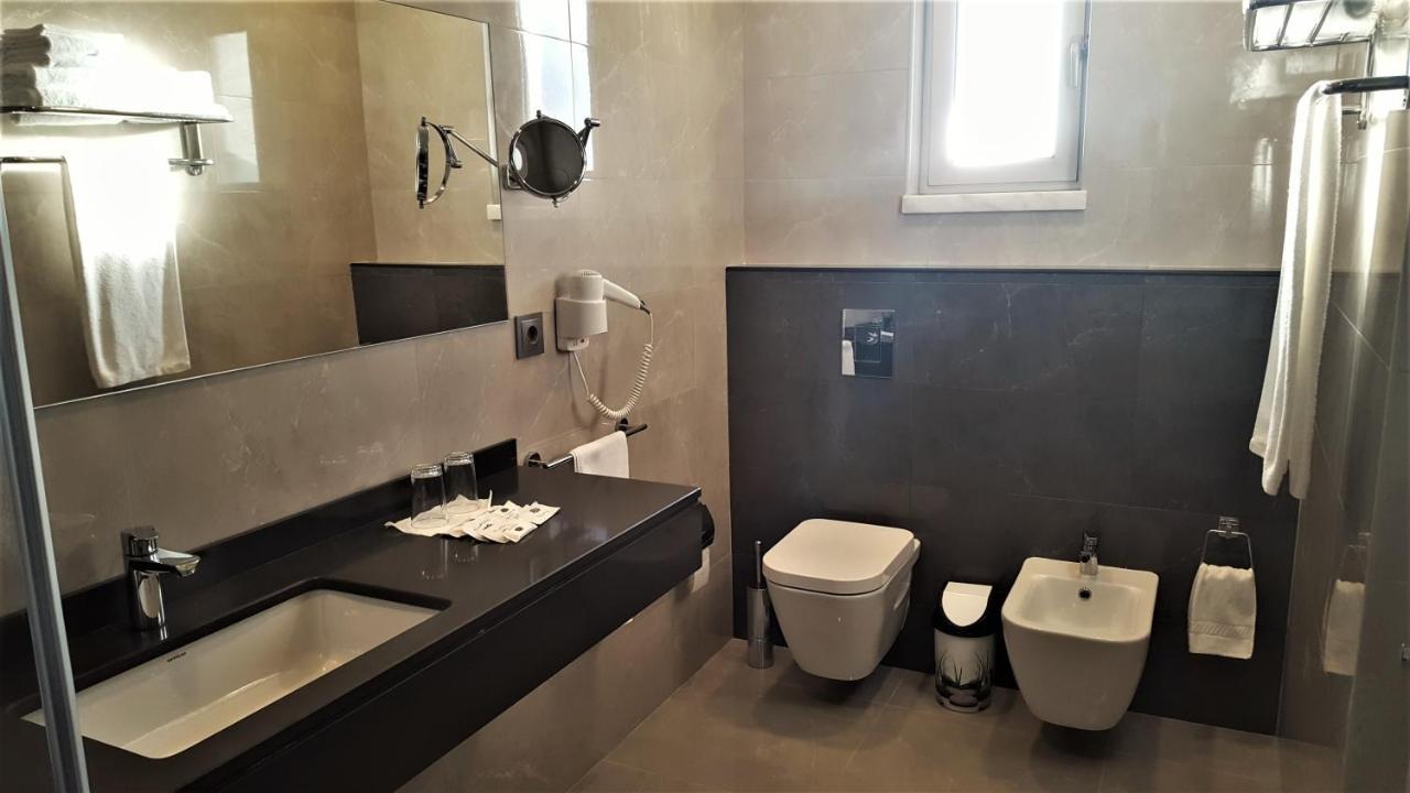Habitación Triple Deluxe con terraza y vistas al santuario