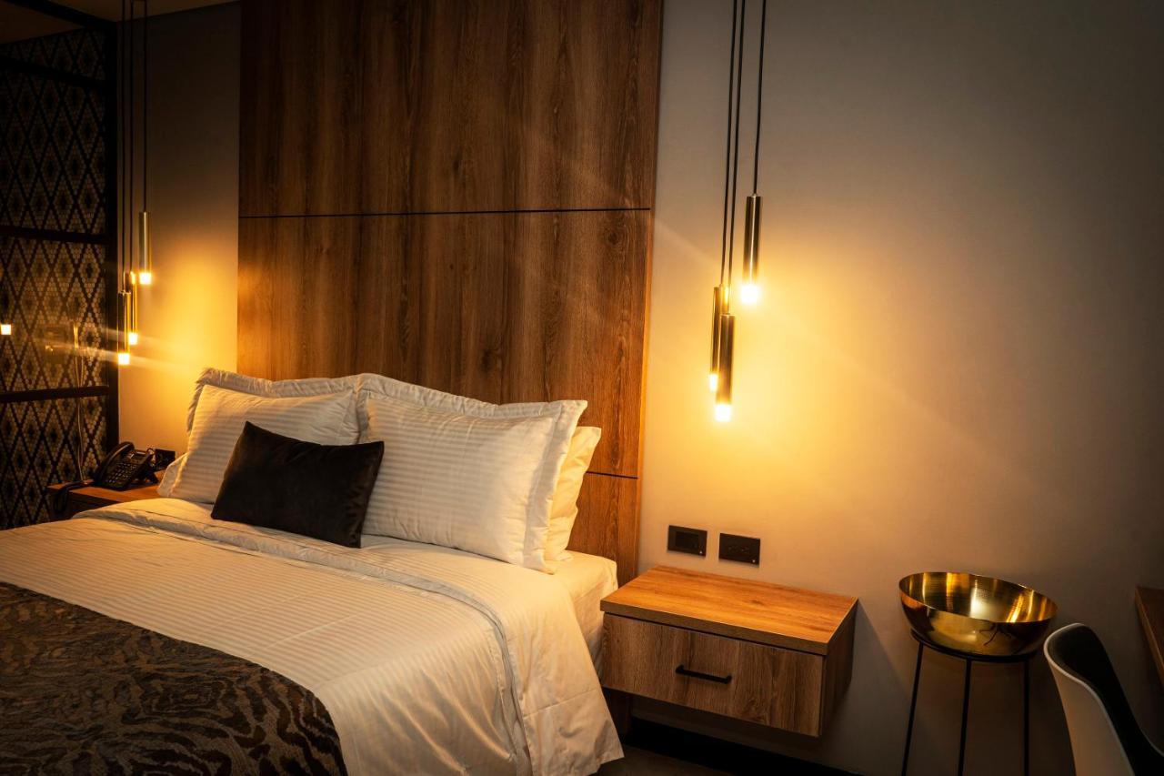 Habitación con cama grande