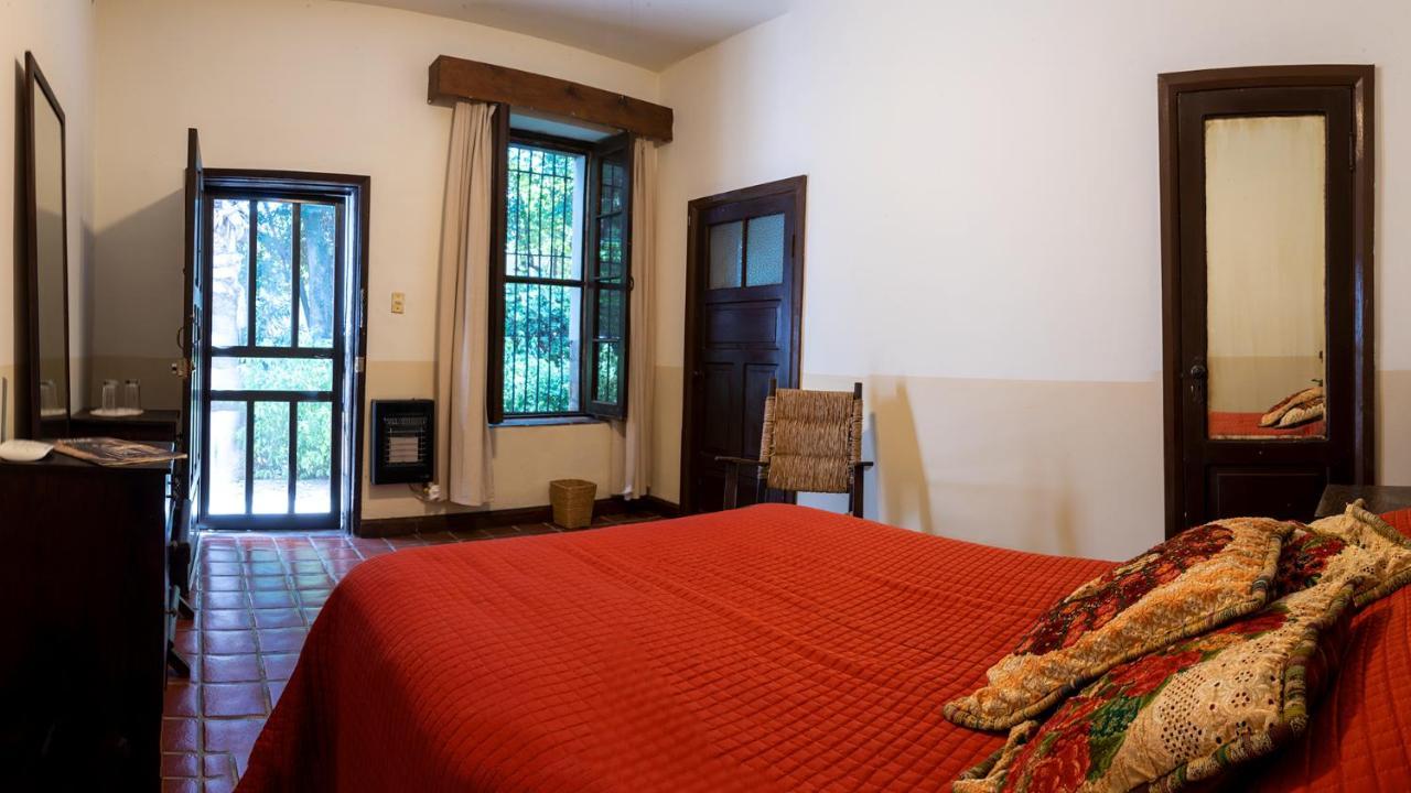 Habitación con cama extragrande y vistas al jardín