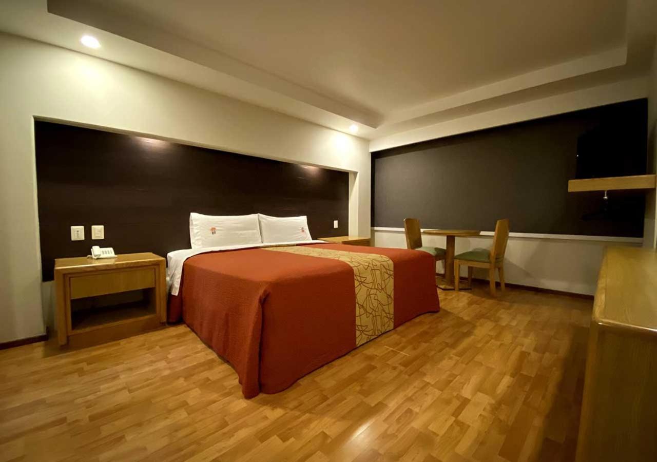 Habitación con cama grande