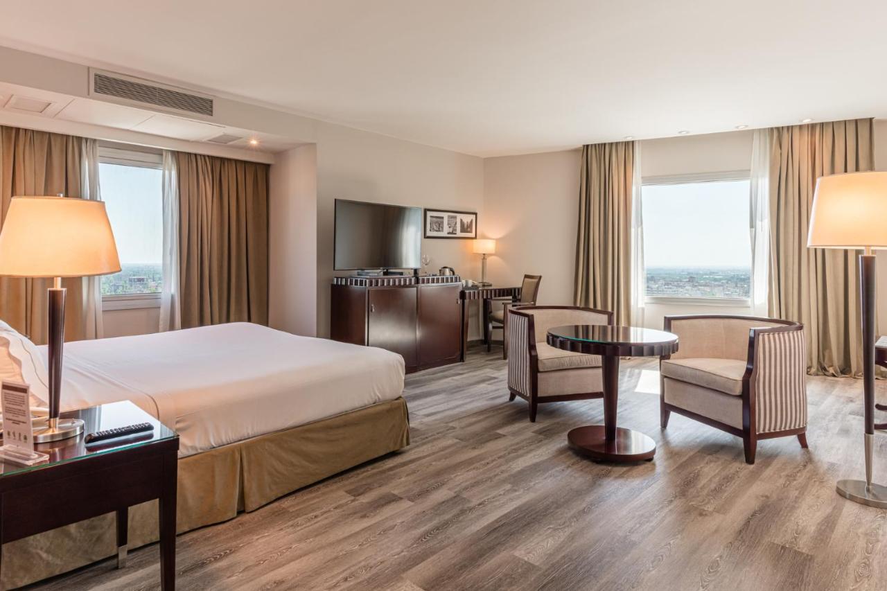 Corner Room with City View,1084707538:JPEG