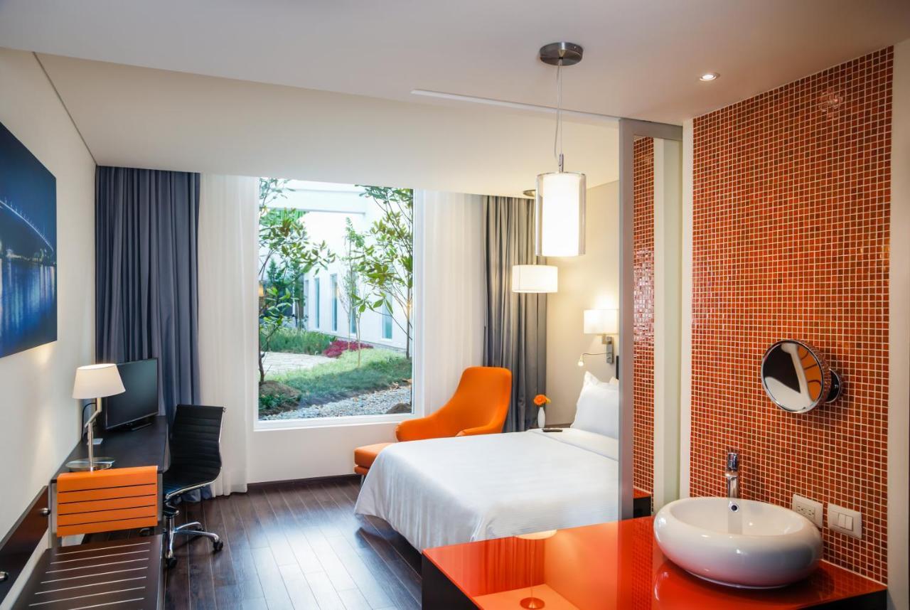 Habitación con cama extragrande.