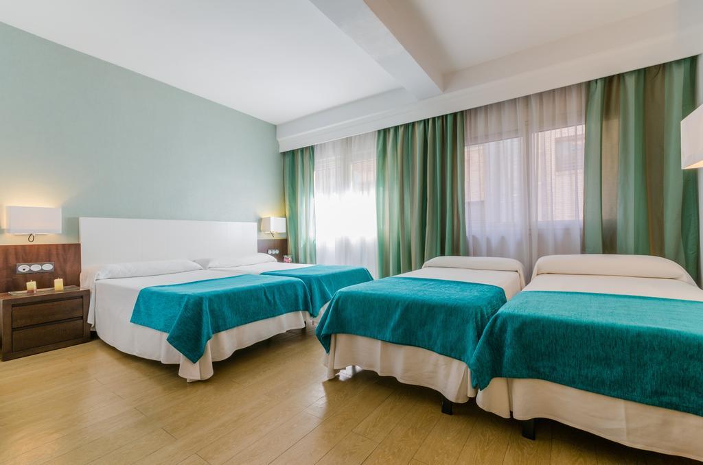 Habitación Doble con 2 camas supletorias (2 adultos + 2 niños)
