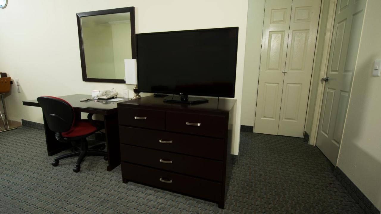 Primary Suite with Two Bedrooms, Two Queen Beds, Non-Smoking