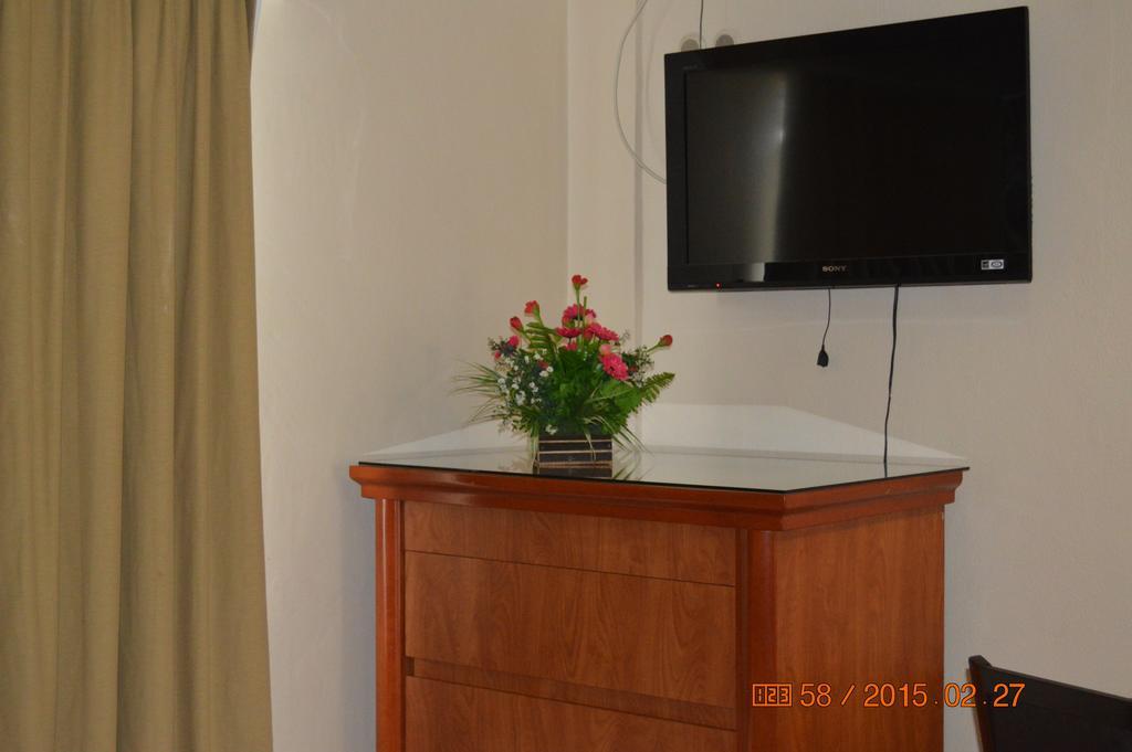 Habitación con cama extragrande.