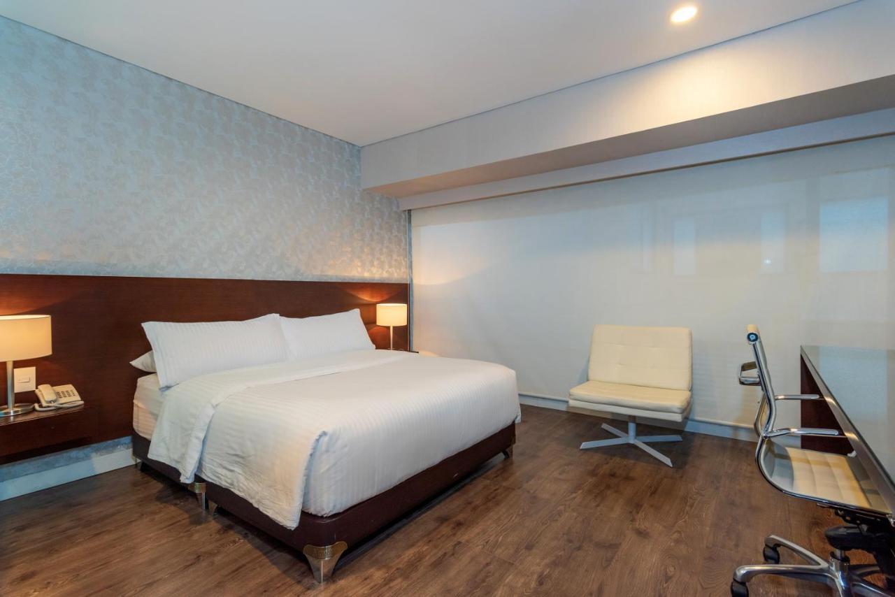 Habitación con cama grande