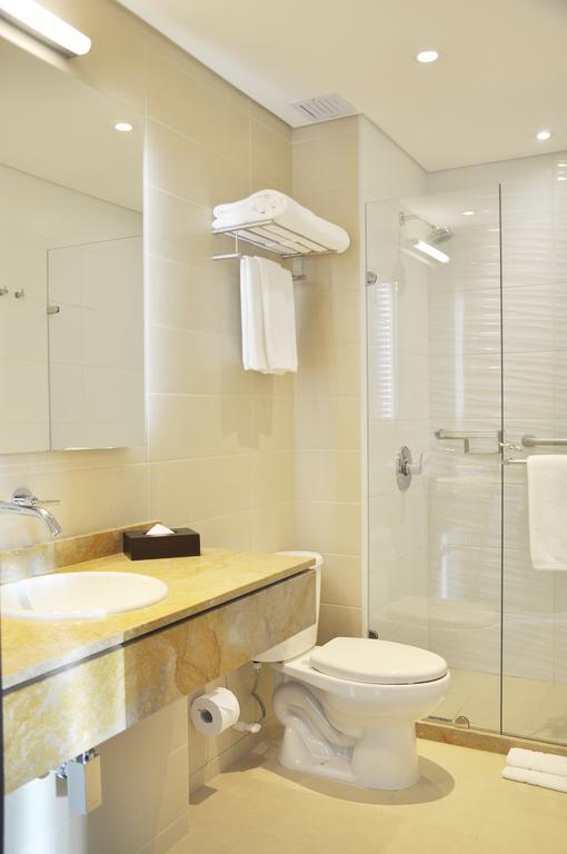 Suite con cama grande y balcón
