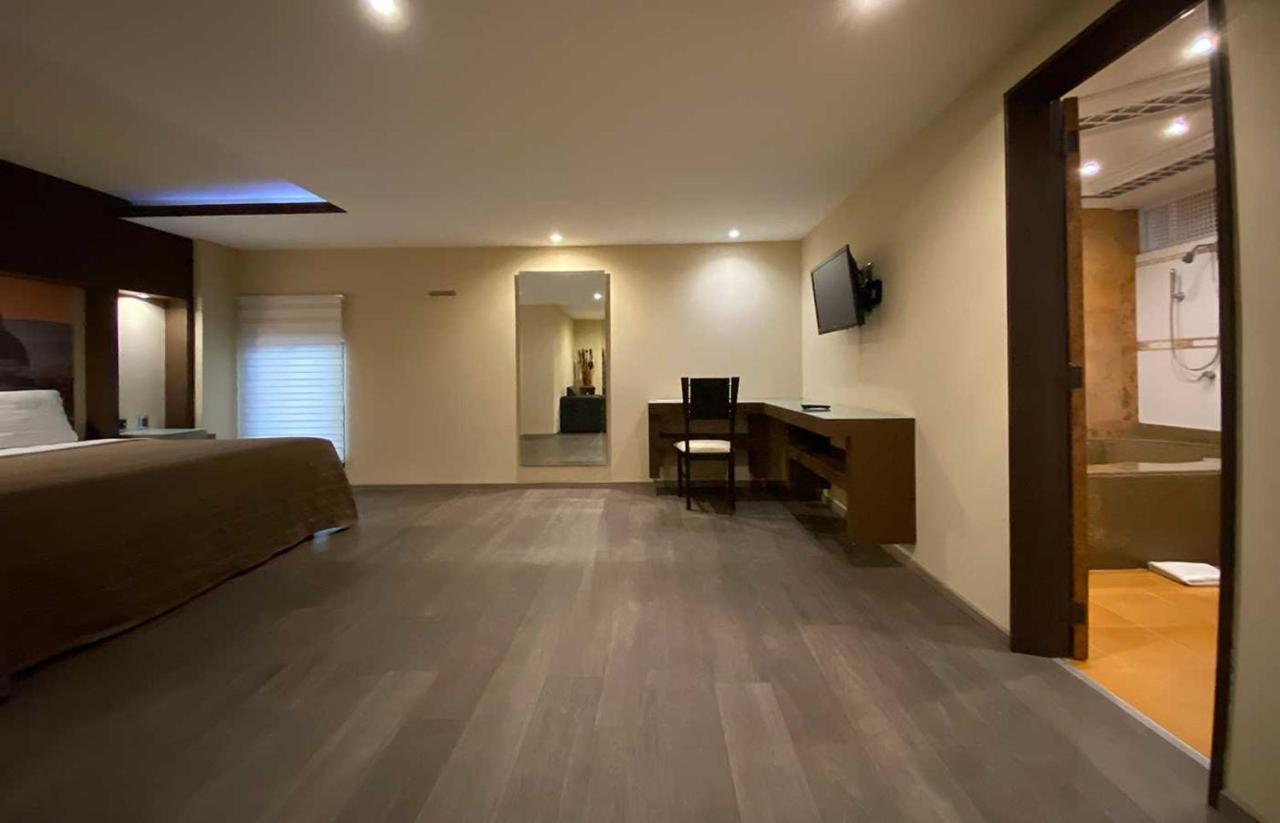 Habitación con cama grande y bañera de hidromasaje