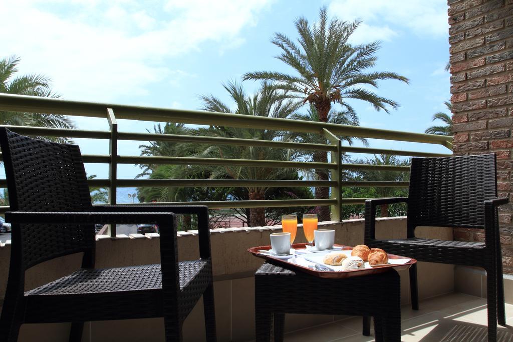 Habitación Doble Superior con vistas al mar (2 adultos + 2 niños)