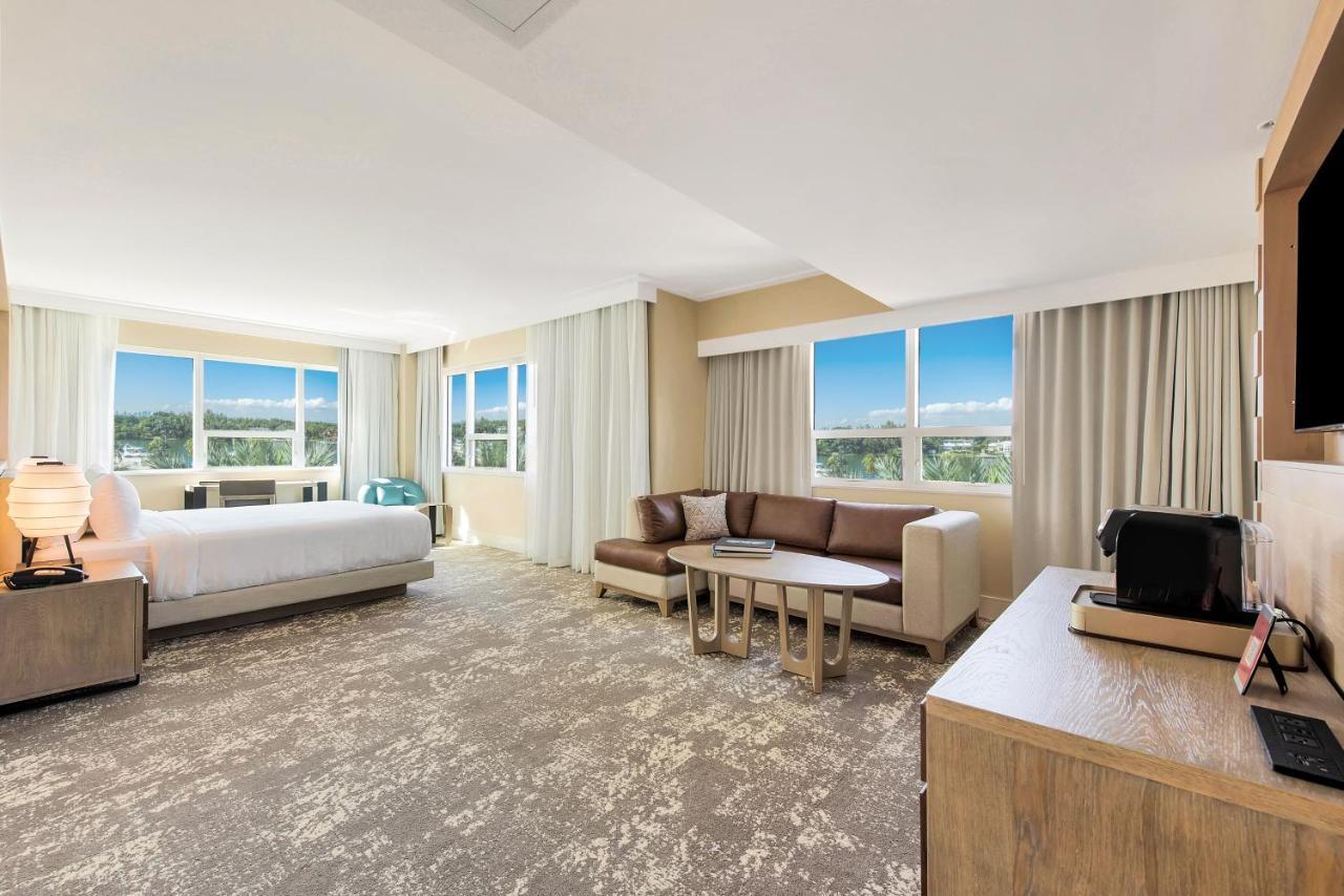 Suite con cama extragrande y vistas a la bahía