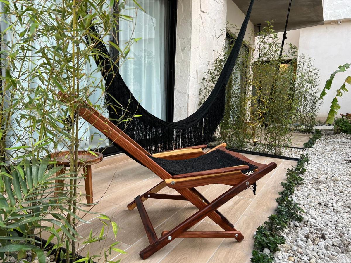 Habitación con cama extragrande y vistas al jardín