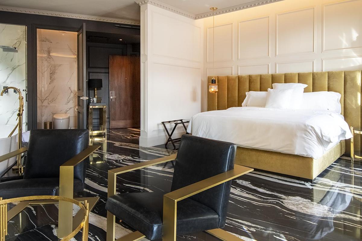 Habitación con cama extragrande y balcón