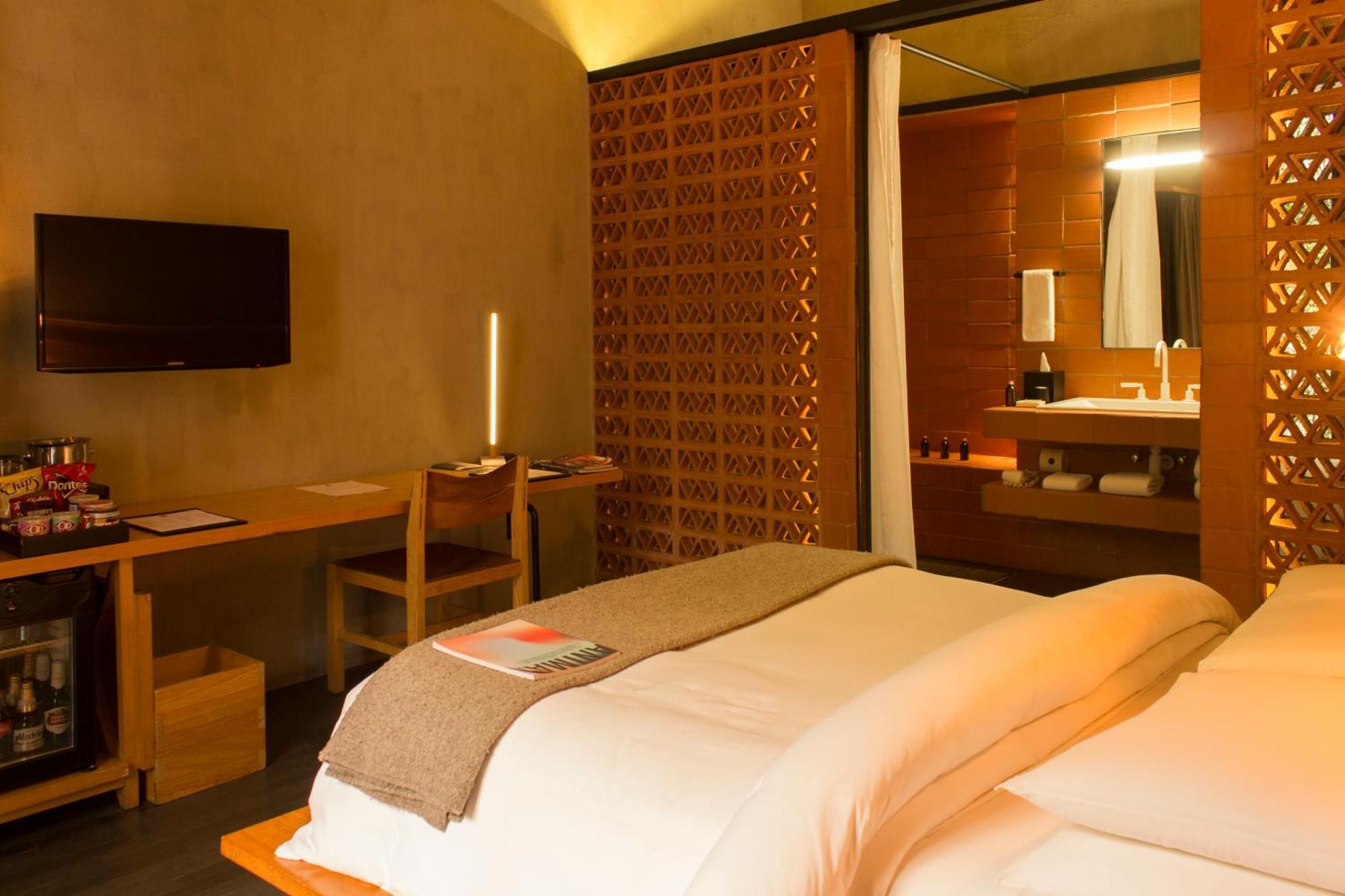 Habitación con cama grande