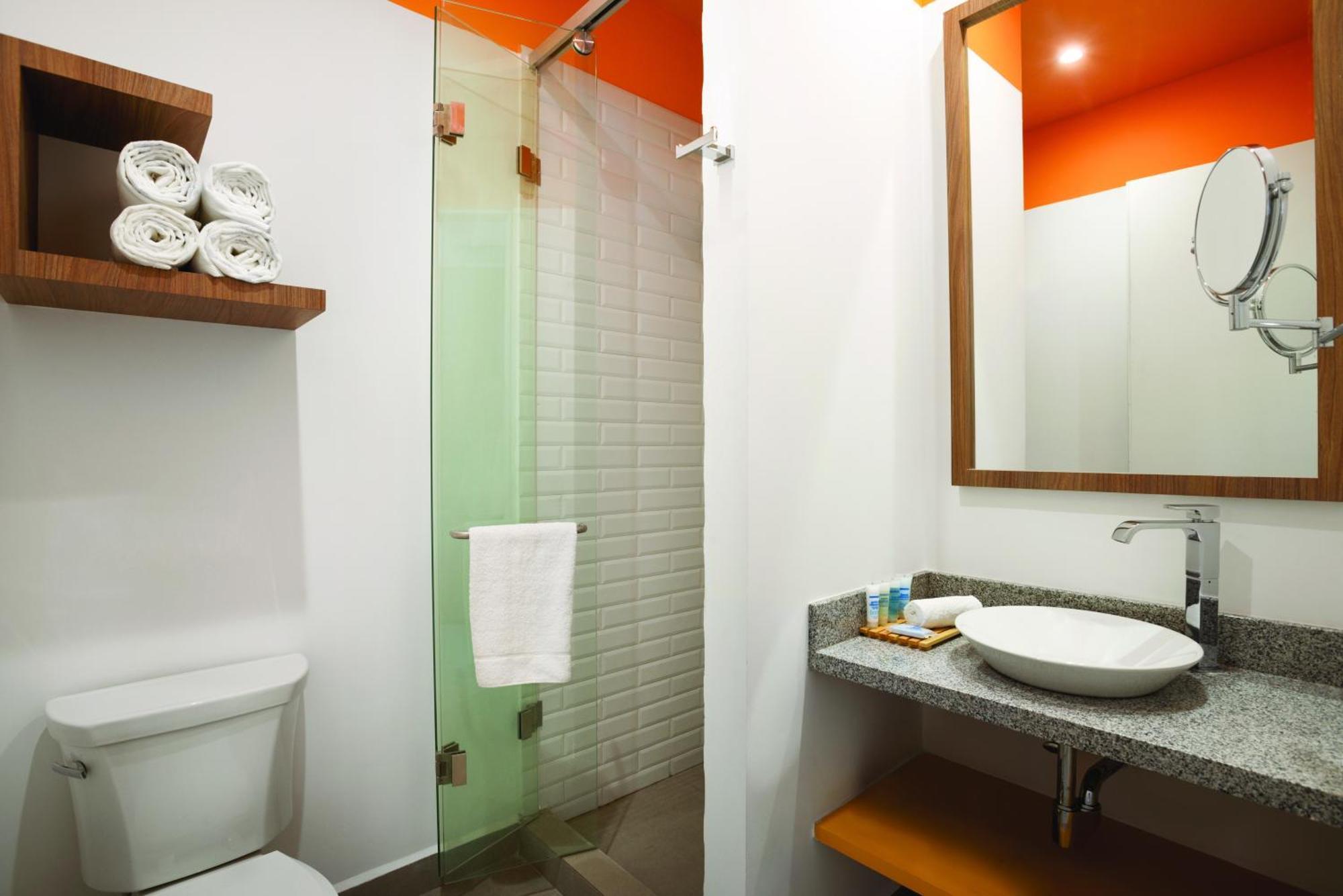 Habitación Familiar - 1 cama grande y 2 camas individuales - No fumadores