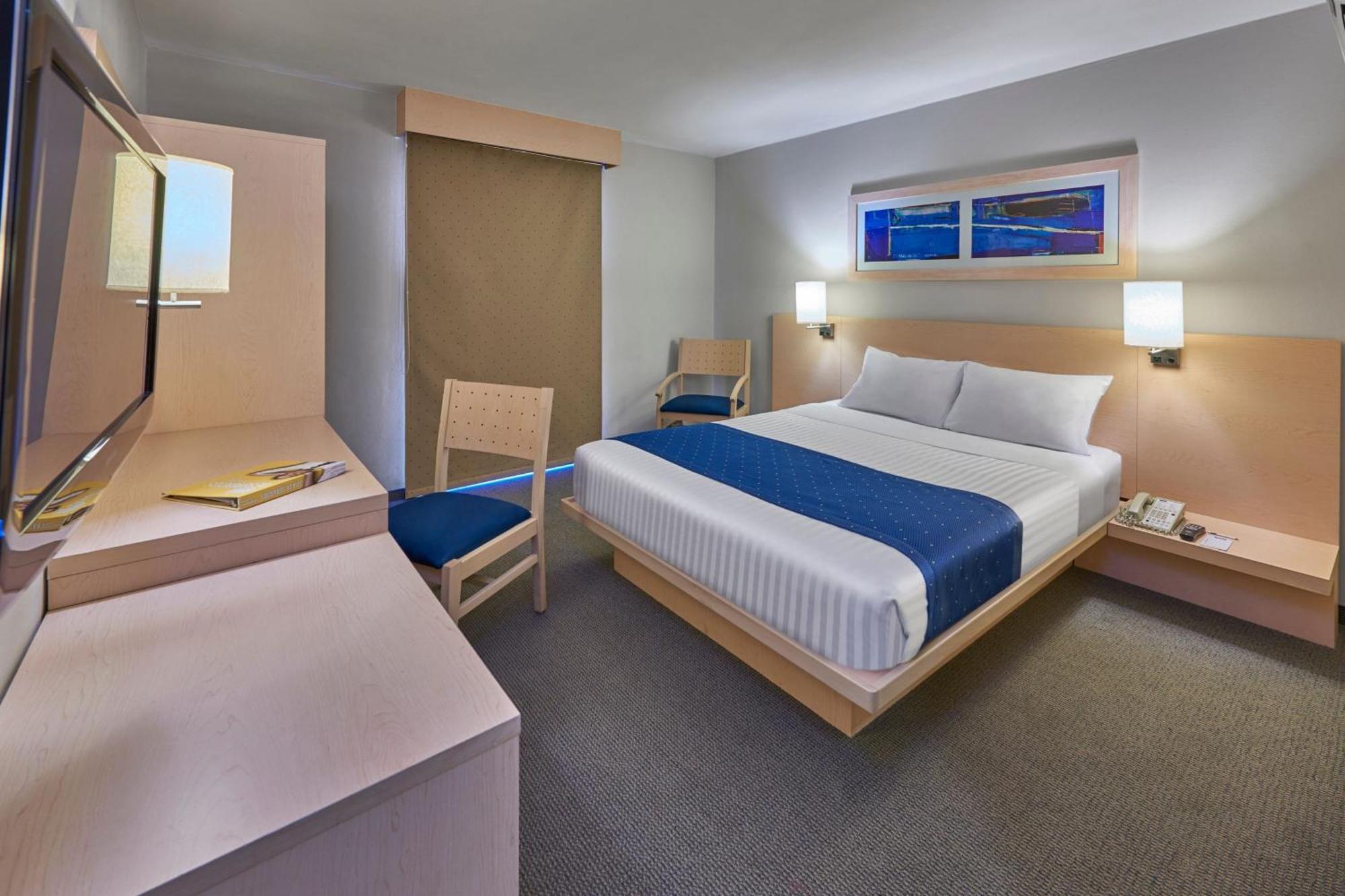 Habitación con cama grande