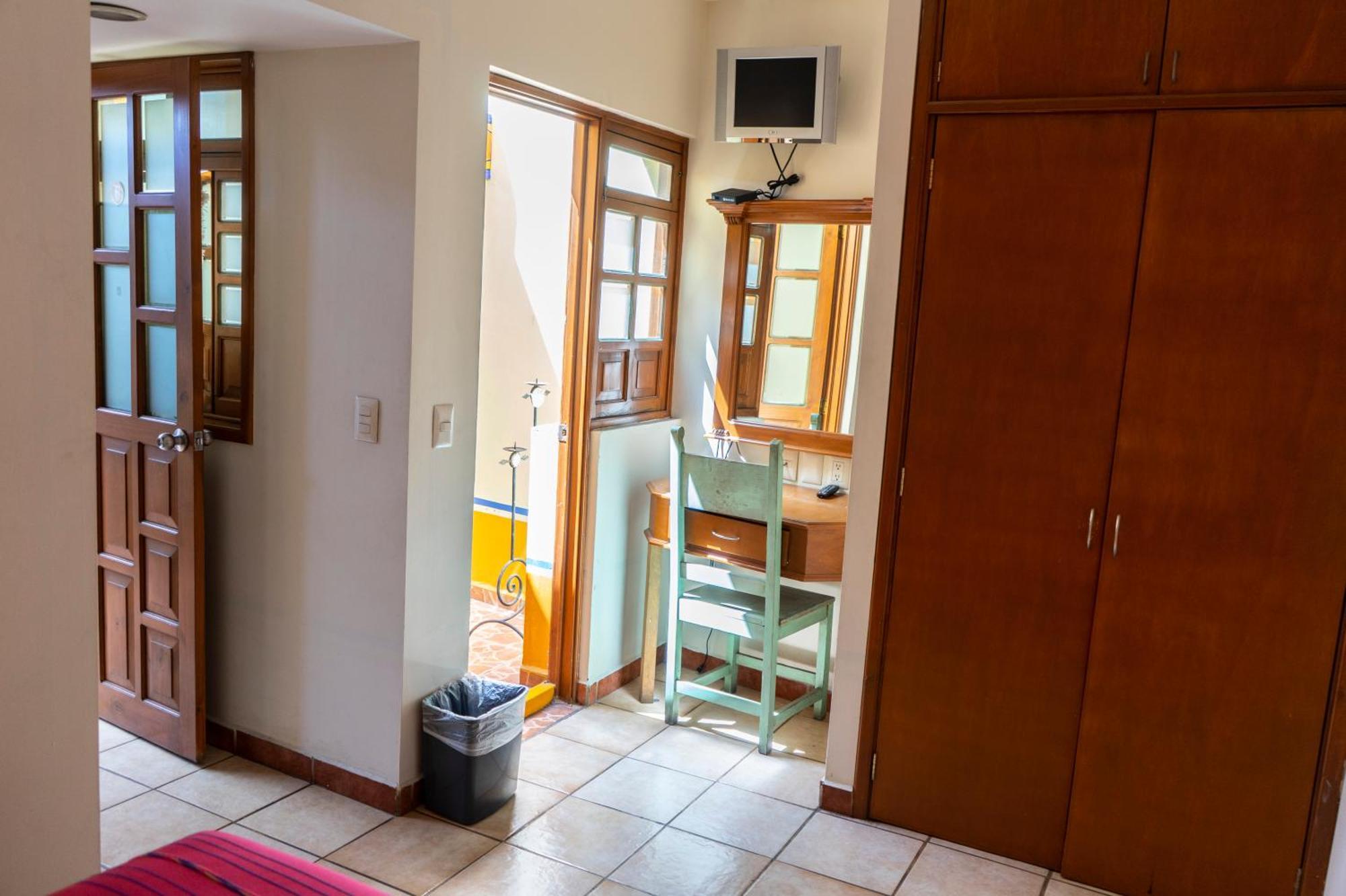 Habitación con cama grande