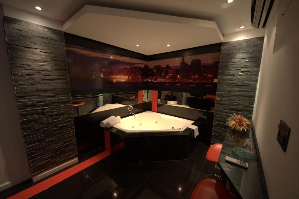 Habitación Deluxe con bañera de hidromasaje.