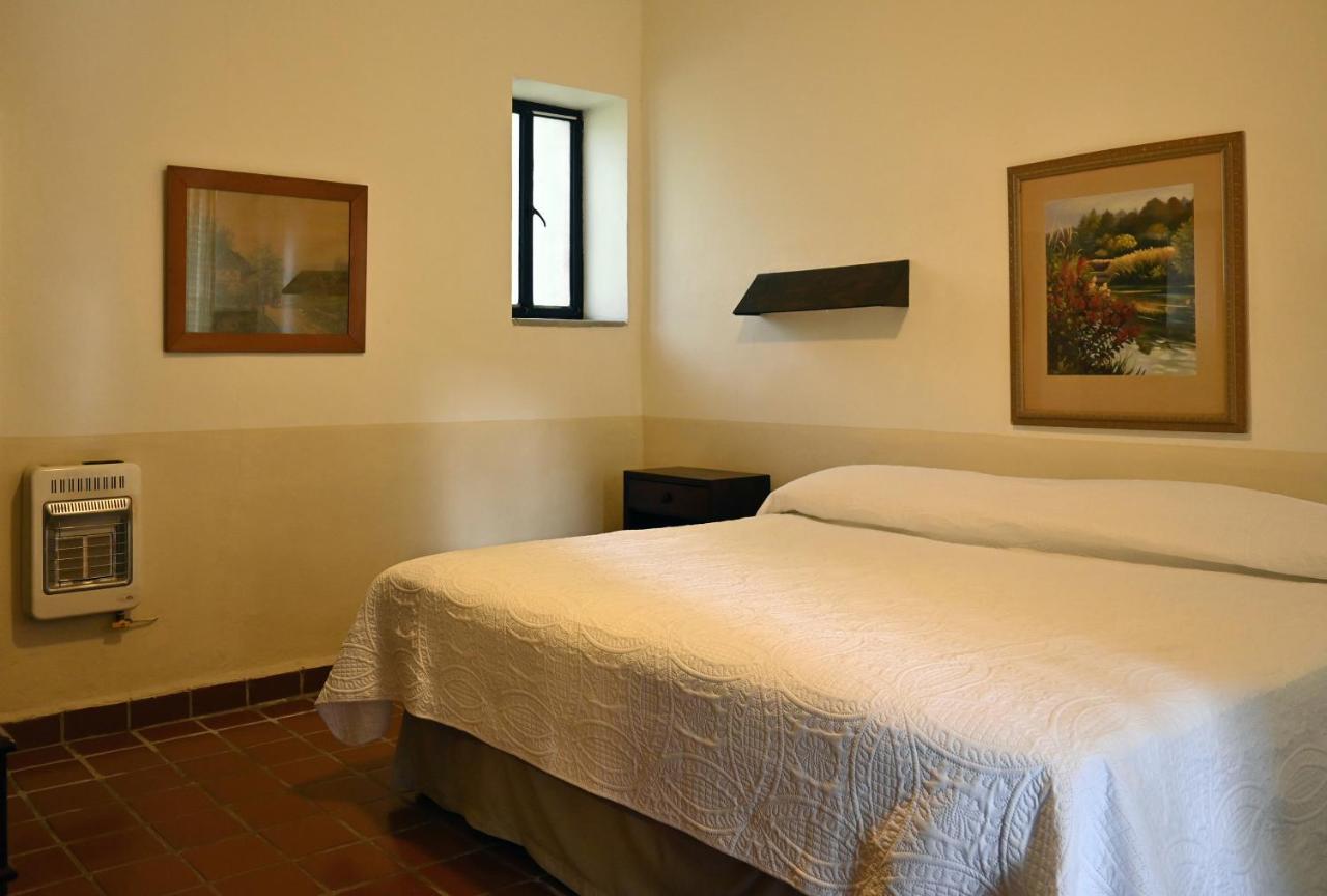 Habitación con cama extragrande y vistas al jardín