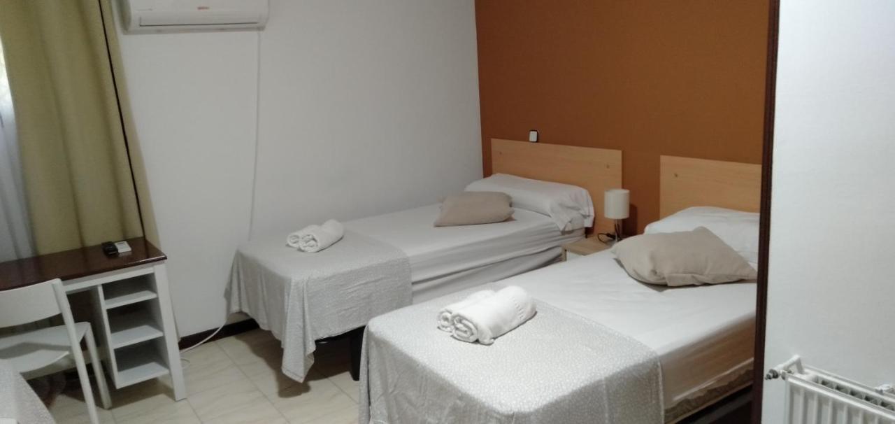 Habitación Triple Básica con baño compartido