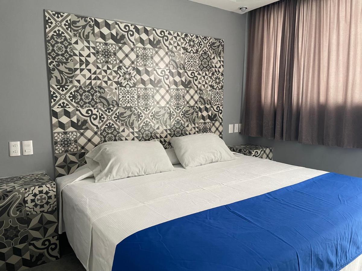 Habitación con cama extragrande.