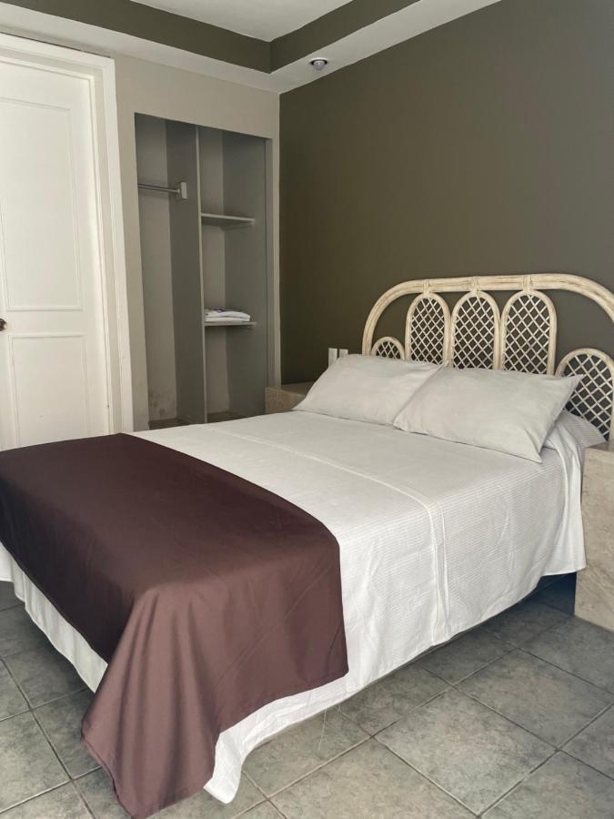 Habitación con cama grande