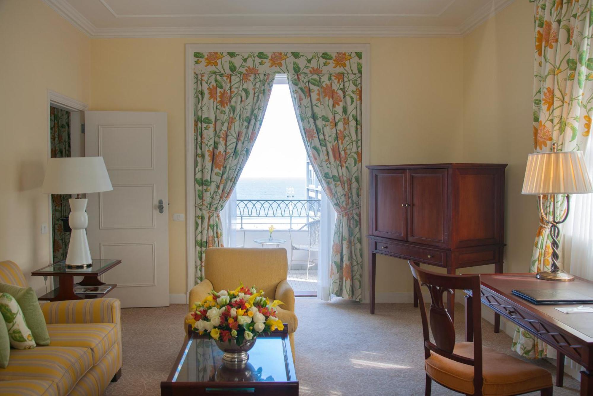 Suite de 1 dormitorio con vistas a la piscina