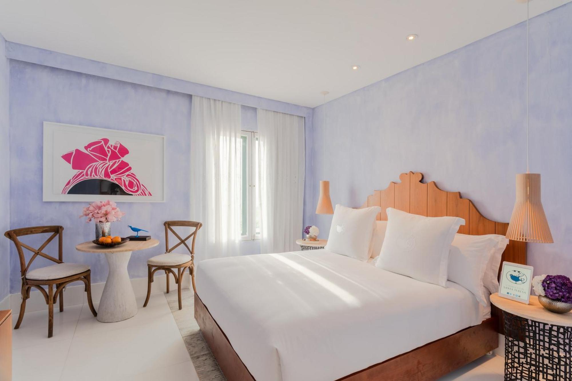 Habitación con cama grande y vistas al mar