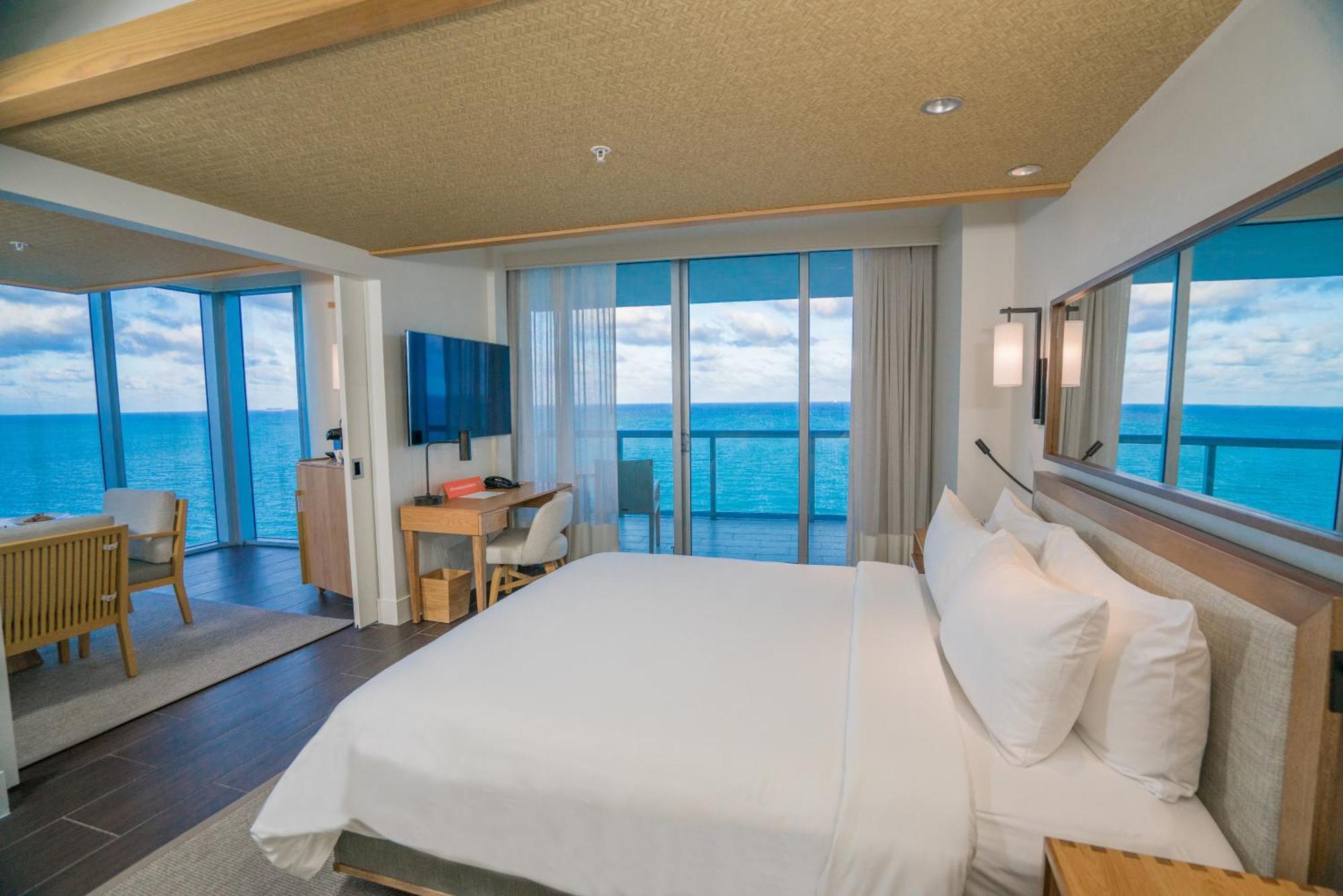 Suite de 1 dormitorio frente al mar con cama extragrande y balcón