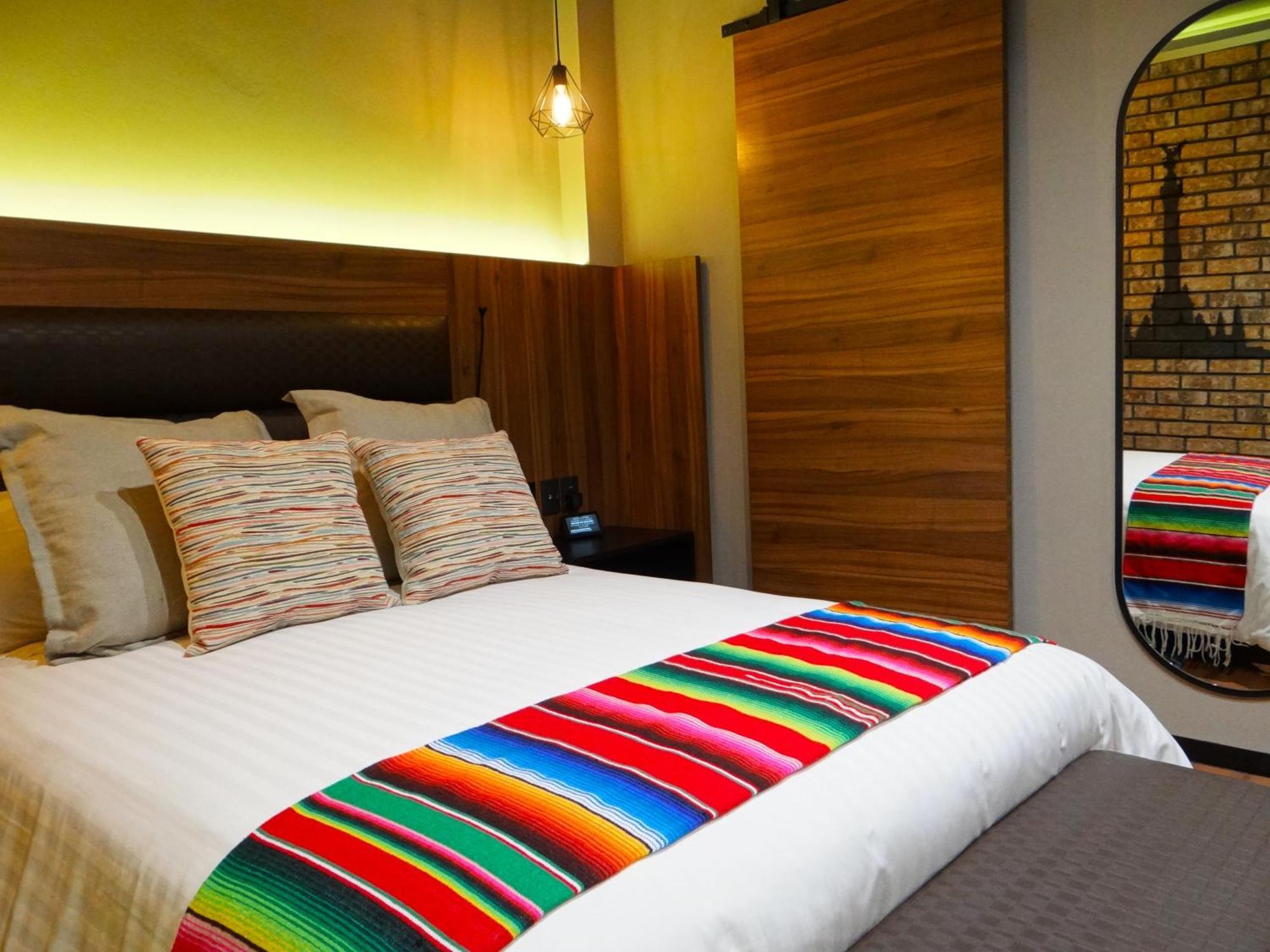 Habitación con cama grande