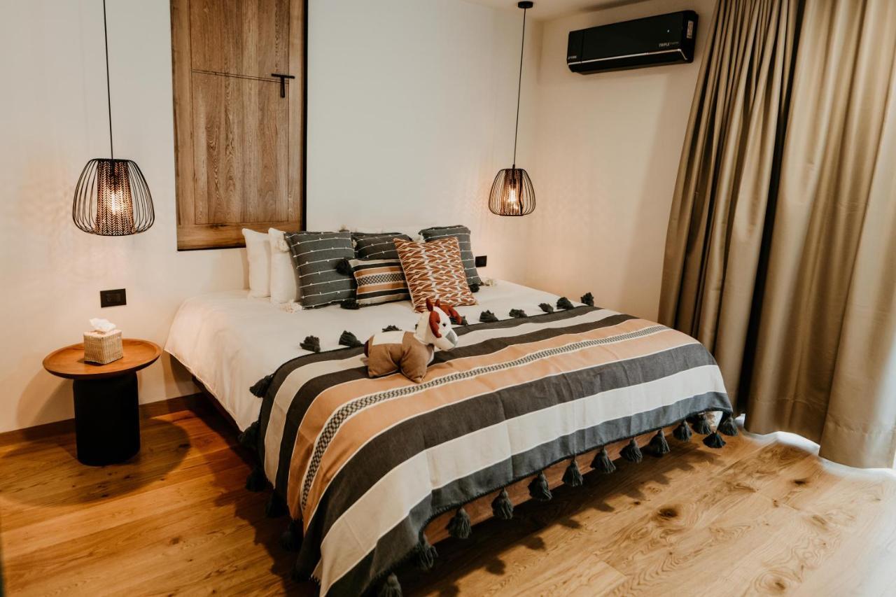 Habitación con cama extragrande.