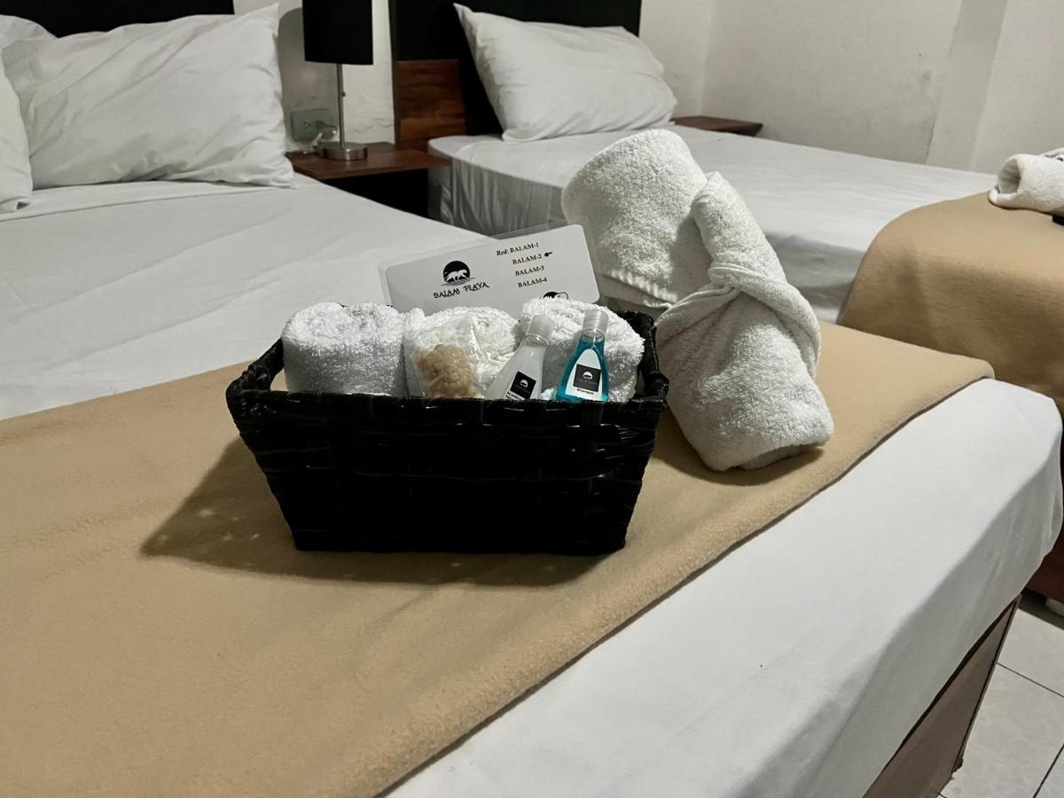 Suite con cama grande y vistas a la piscina
