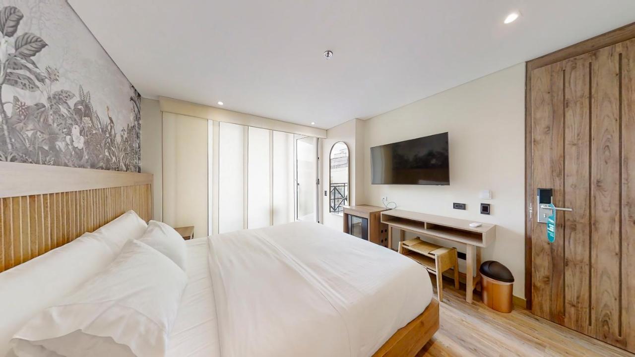 Habitación con cama extragrande y vistas al jardín