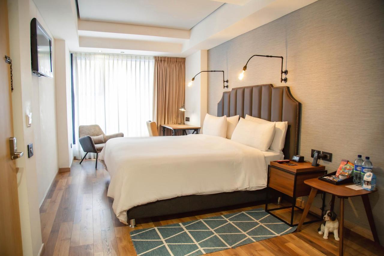 Habitación con cama extragrande.