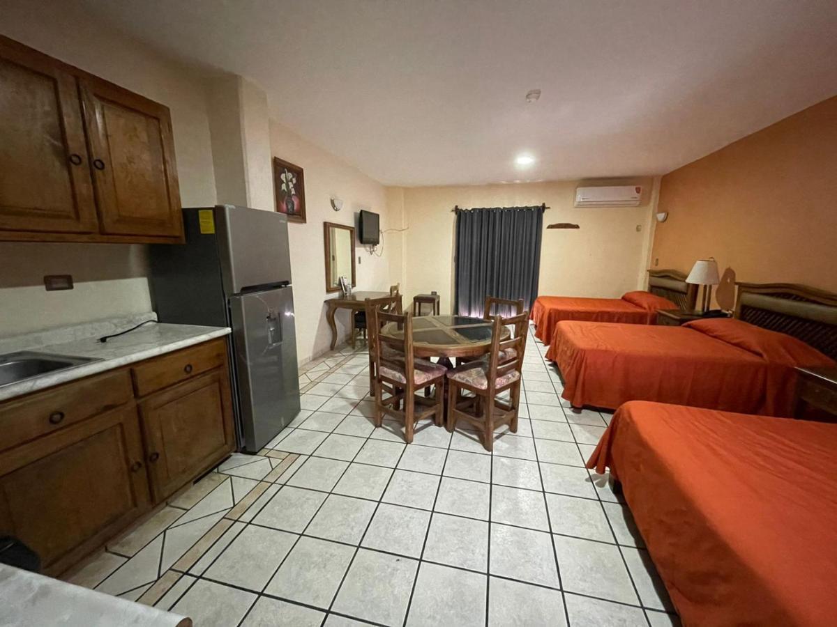 Studio (6 Adults),1300872676:JPEG