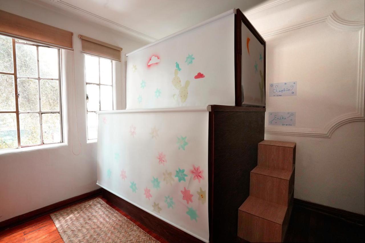 Cama en habitación femenina compartida de 4 camas
