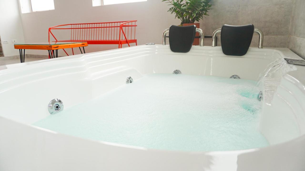 Suite Hot Tub,1679633799:JPEG