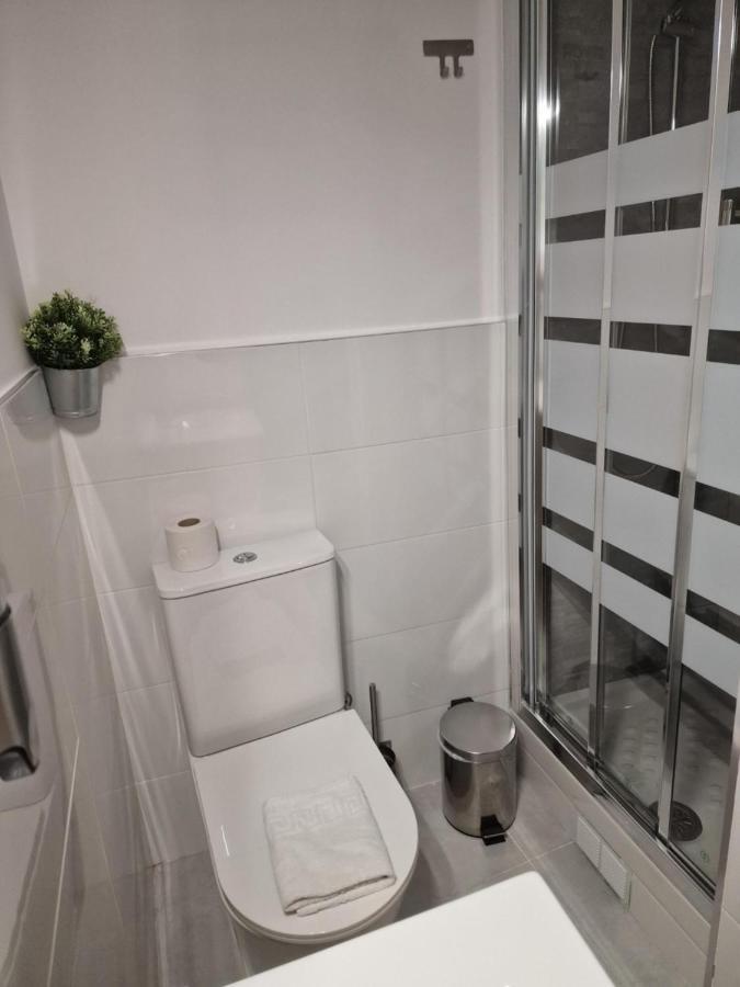 Small Interior Double Room,1307677753:JPEG