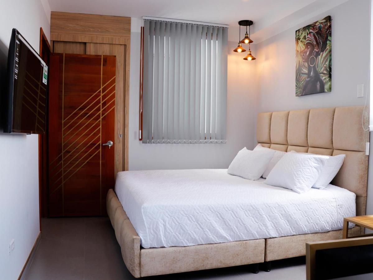Habitación con cama extragrande y bañera de hidromasaje