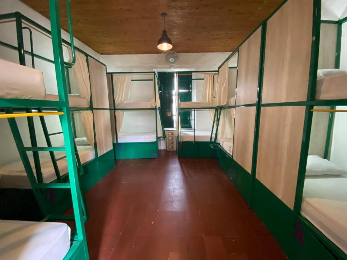 Cama en habitación compartida mixta con 12 camas y baño compartido