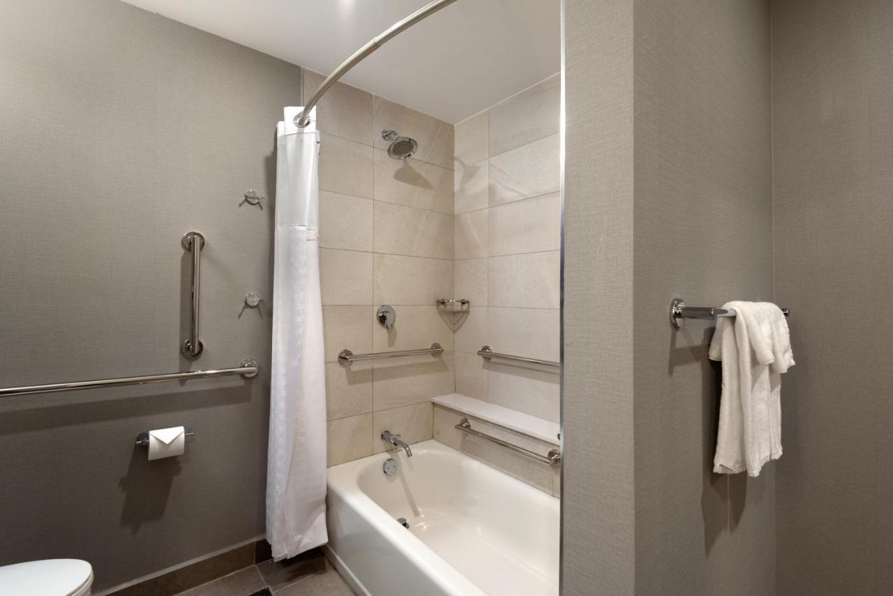 One-Bedroom King Suite with Sofa Bed, Kitchen and Tub - Disability Access