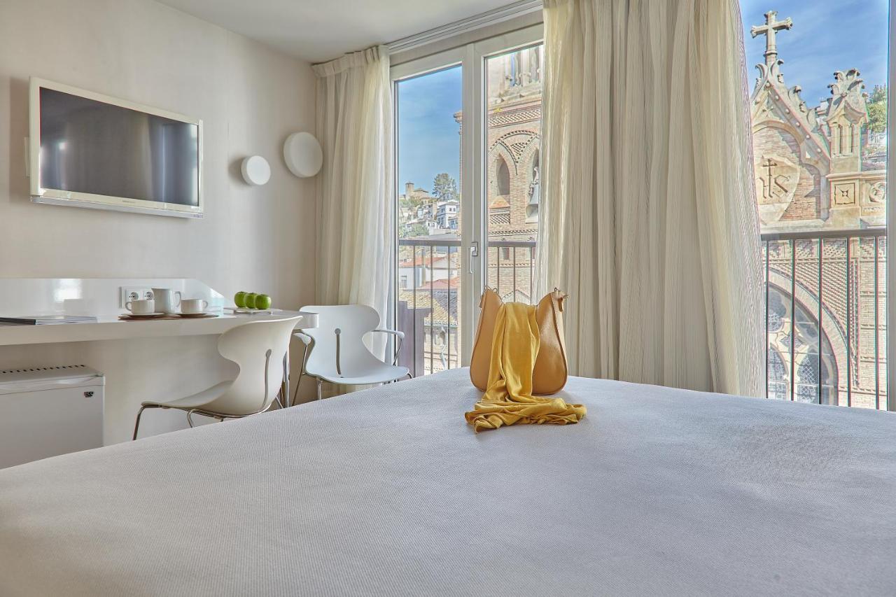 Habitación con cama grande