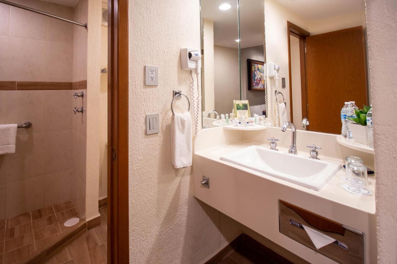 Habitación con cama grande