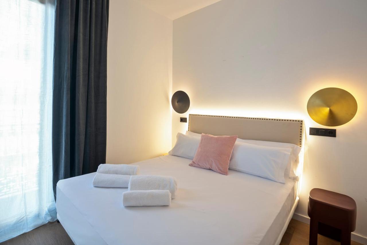 Habitación pequeña con balcón
