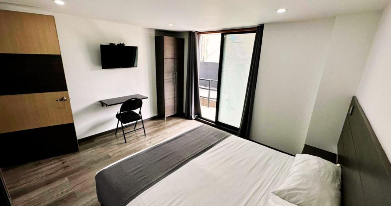 Habitación con cama grande y balcón