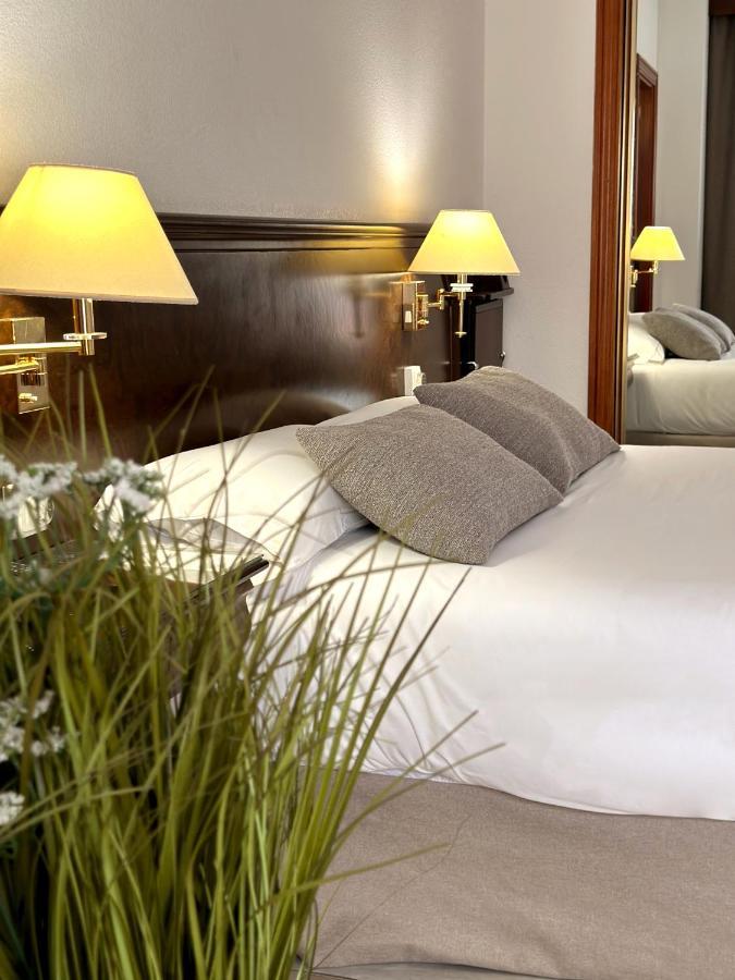 Habitación con cama grande