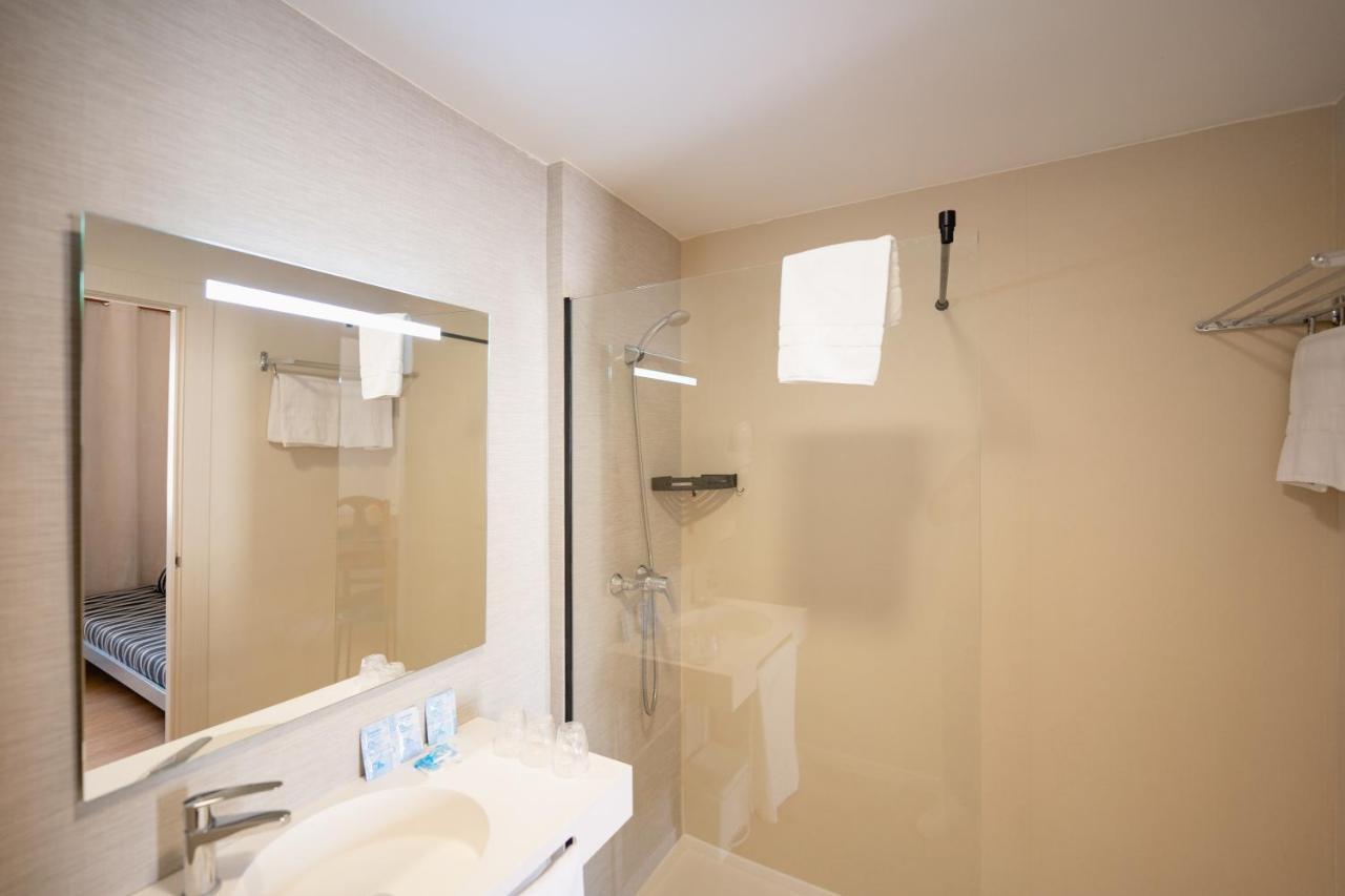 Family Room with Terrace,1400673503:JPEG