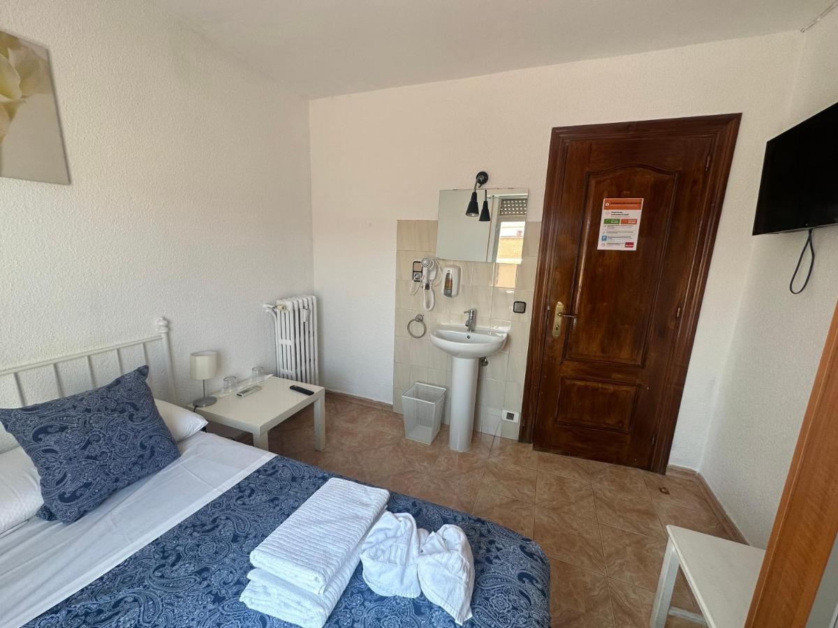 Small Double Room,1402967831:JPEG