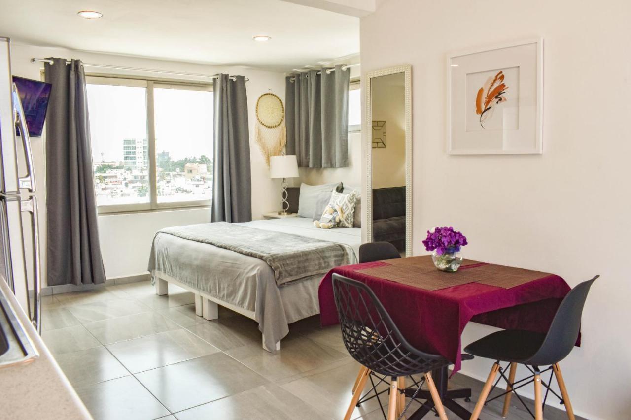 Habitación con cama extragrande y balcón