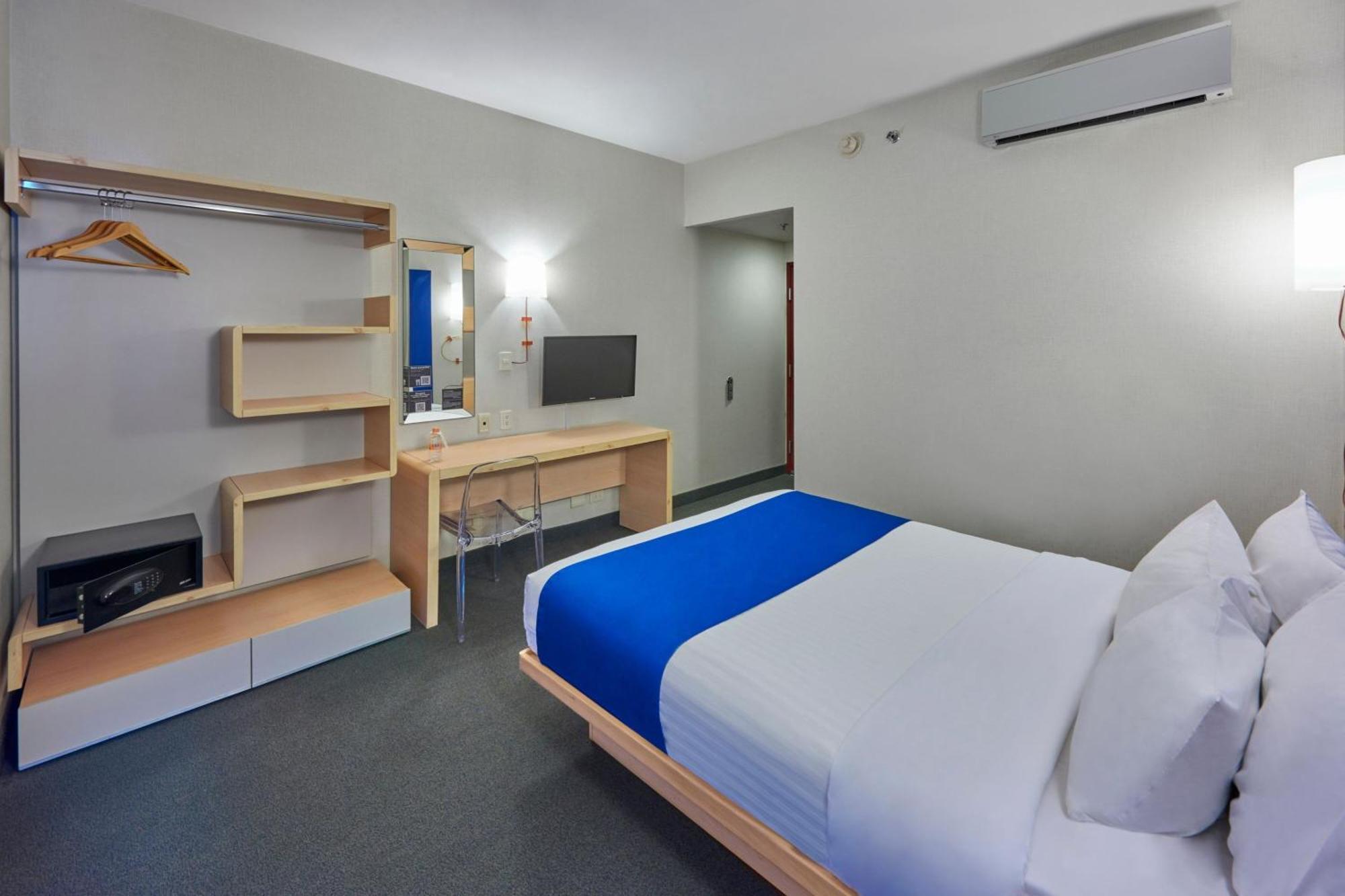 Habitación con cama grande